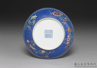 图片[3]-Pair of dishes in fa-lang-ts’ai enamels on blue ground with Chinese rose décor 1742 (Ch’ien-lung reign)-China Archive